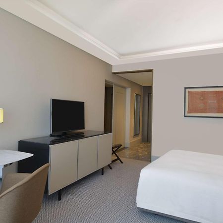 Hilton Tanger City Center Zewnętrze zdjęcie A guest room at the hotel